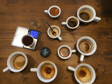 Laden Sie das Bild in den Galerie-Viewer, Viele Espressotassen mit Waage und Timer zum einstellen des Espresso