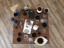 Laden Sie das Bild in den Galerie-Viewer, Tisch mit vielen verschiedenen Kaffeefiltermethoden