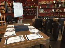 Laden Sie das Bild in den Galerie-Viewer, Tische mit Schulungsunterlagen