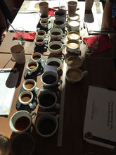 Laden Sie das Bild in den Galerie-Viewer, Verkostung von vielen Tassen Kaffee